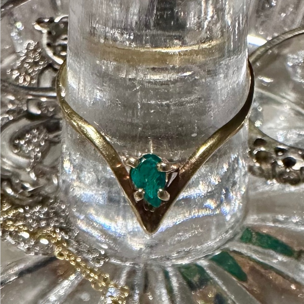 Gold V-Style Ring with Emerald Green Stone